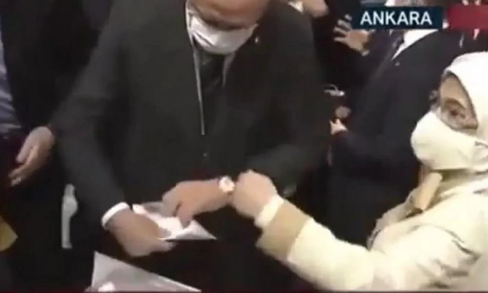 Tουρκία: Οργισμένη η Εμινέ με το πλήθος που πολιορκεί τον Ερντογάν στο συνέδριο του AKP